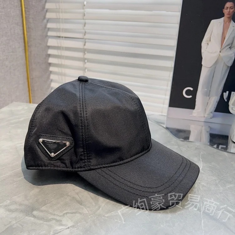P's new nylon fabric inverted triangle side mark baseball cap is of good quality and can be worn by men and women in all seasons. The correct version