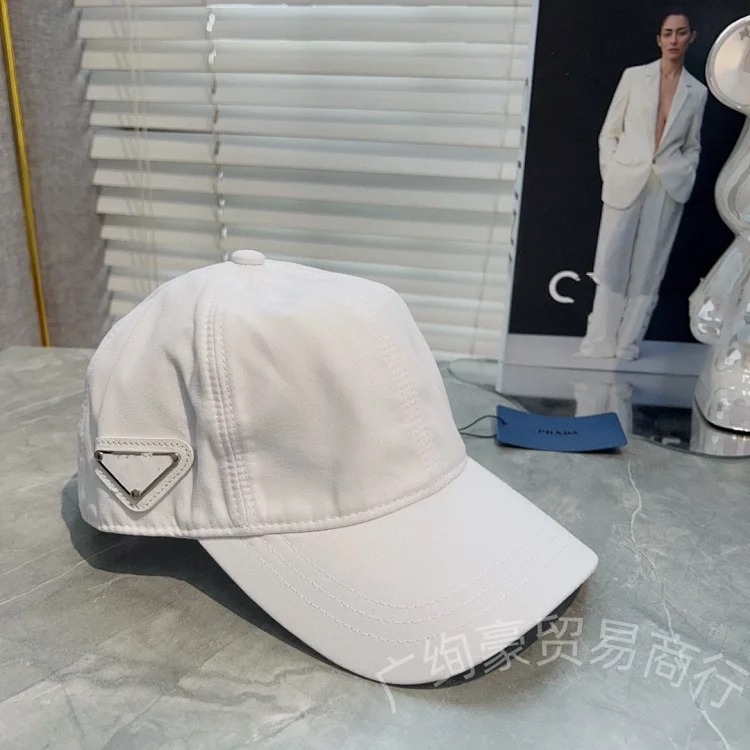 P's new nylon fabric inverted triangle side mark baseball cap is of good quality and can be worn by men and women in all seasons. The correct version