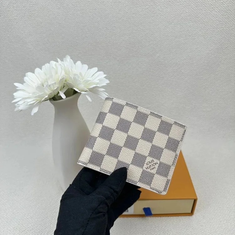 Small and exquisite wallet image 3