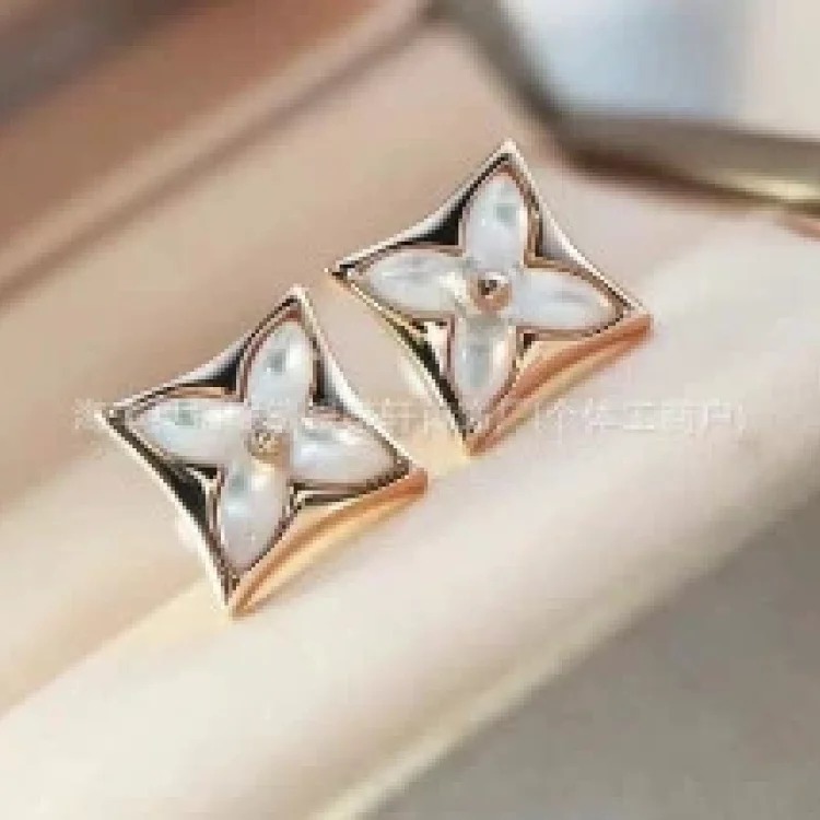 Diamond-shaped pointed flower round cake bracelet necklace for women high V gold double flower versatile mother-of-pearl pendant factory direct sale