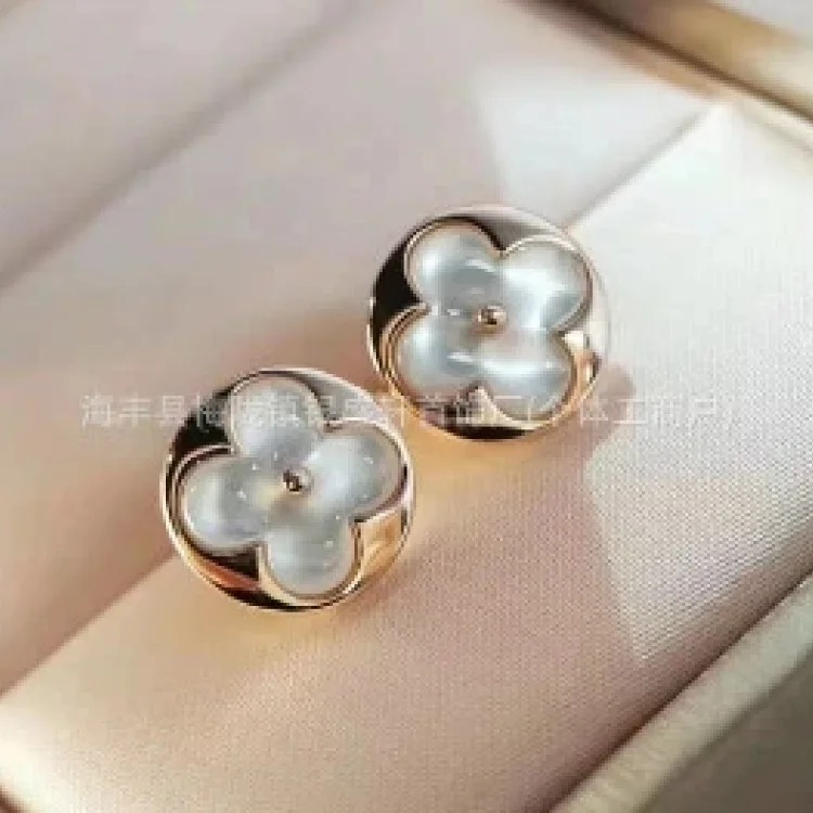 Diamond-shaped pointed flower round cake bracelet necklace for women high V gold double flower versatile mother-of-pearl pendant factory direct sale