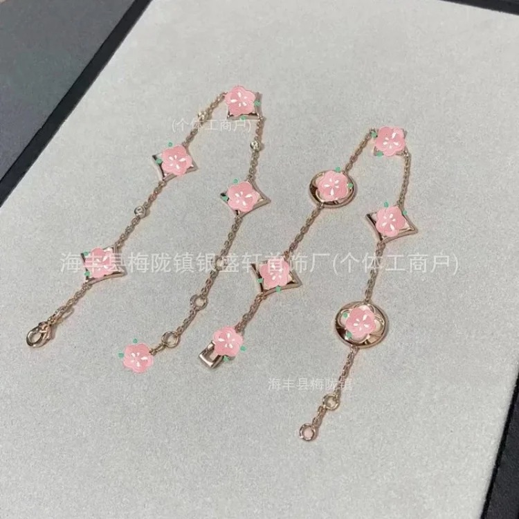 Diamond-shaped pointed flower round cake bracelet necklace for women high V gold double flower versatile mother-of-pearl pendant factory direct sale