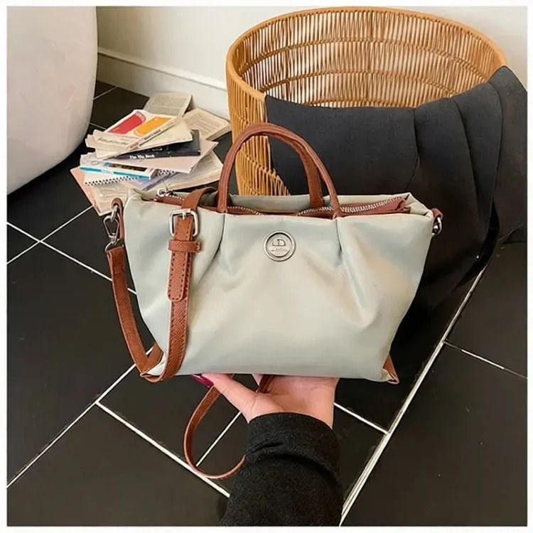 2026 New Women's Bag Large Capacity Casual Commuting Shoulder Bag Women's Lightweight Simple Portable Fashion Temperament Tote Bag