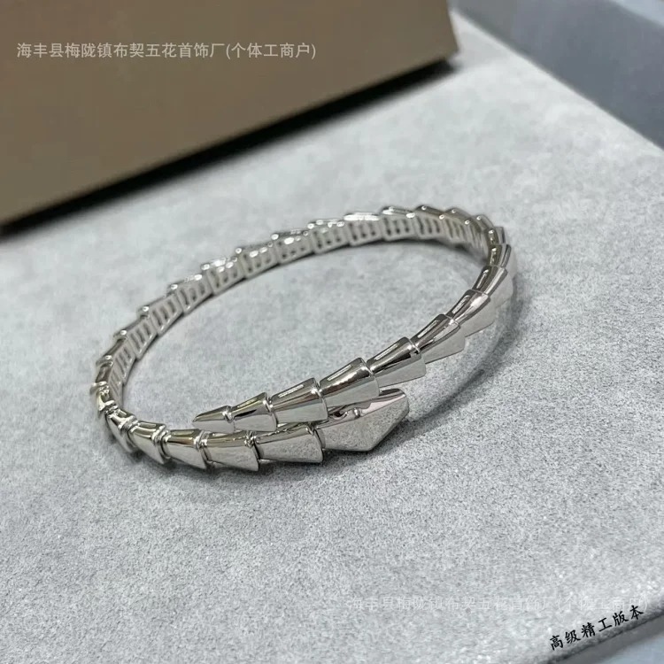 V gold high Baojia spring full diamond snake bracelet snake bone tail diamond CNC carved and plated 18K rose gold