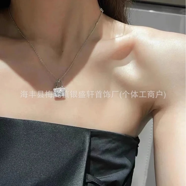 H Kangkang bag necklace women niche versatile design letter pendant rose gold full diamond clavicle chain manufacturer wholesale