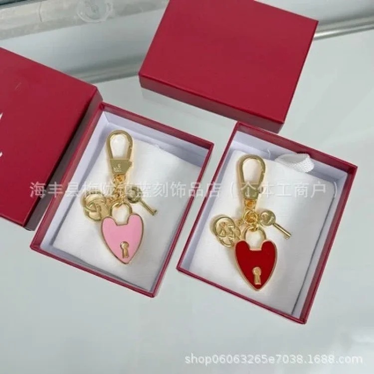 G family fashion lock key love letter keychain bag key pendant Gujia one piece drop shipping