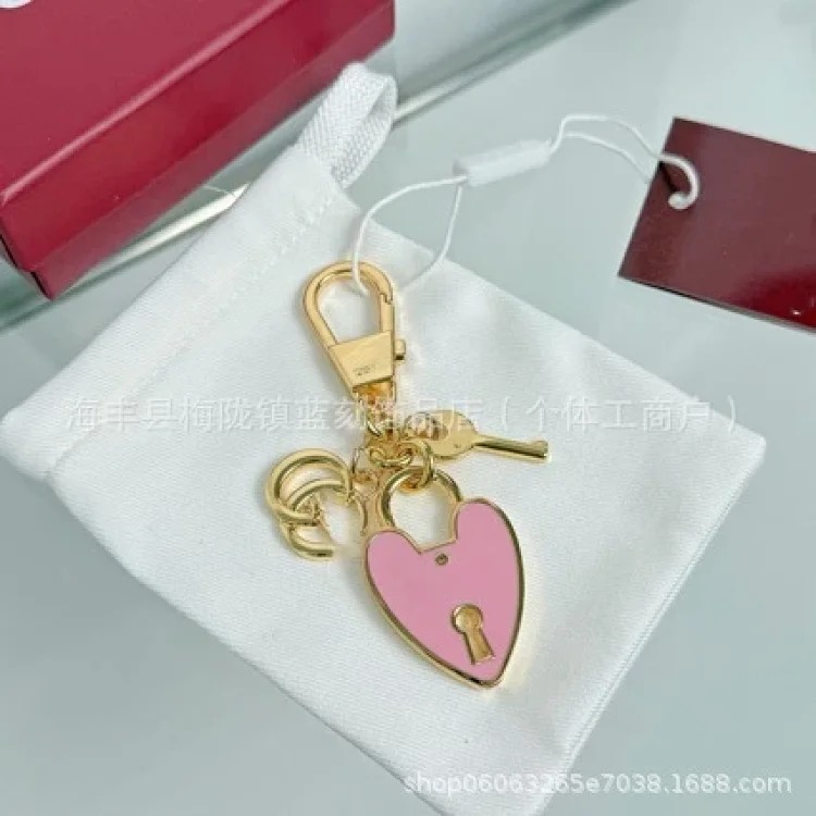 G family fashion lock key love letter keychain bag key pendant Gujia one piece drop shipping