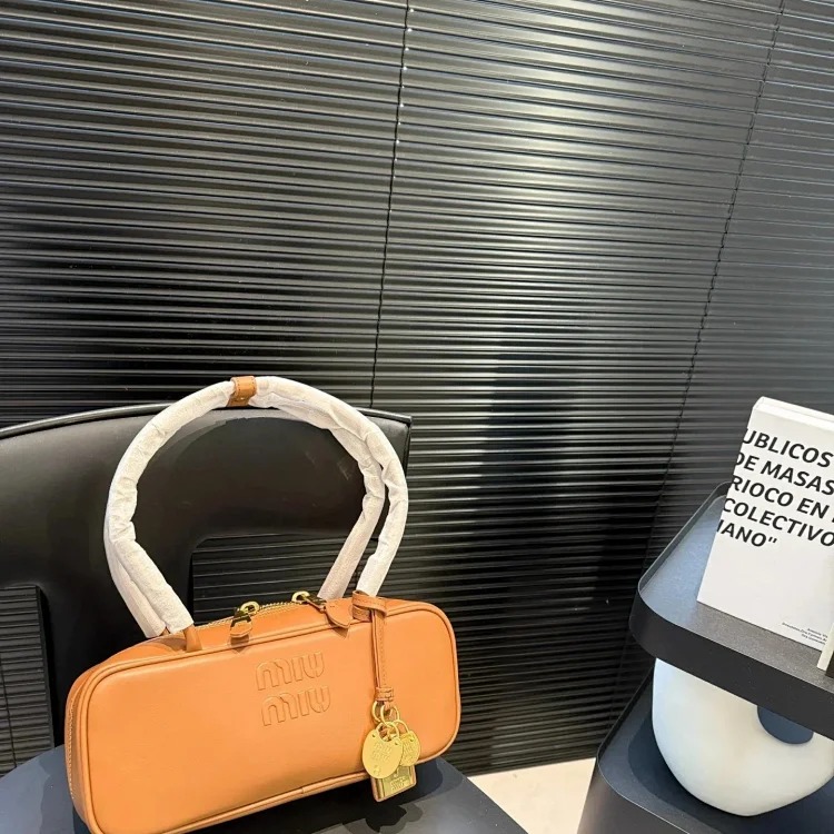 Collection of fashionable and trendy bags-rs image 2