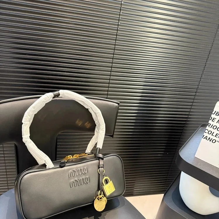 Collection of fashionable and trendy bags-rs image 3