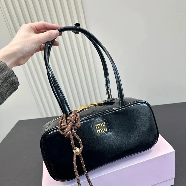 Collection of fashionable and trendy bags-rs image 4