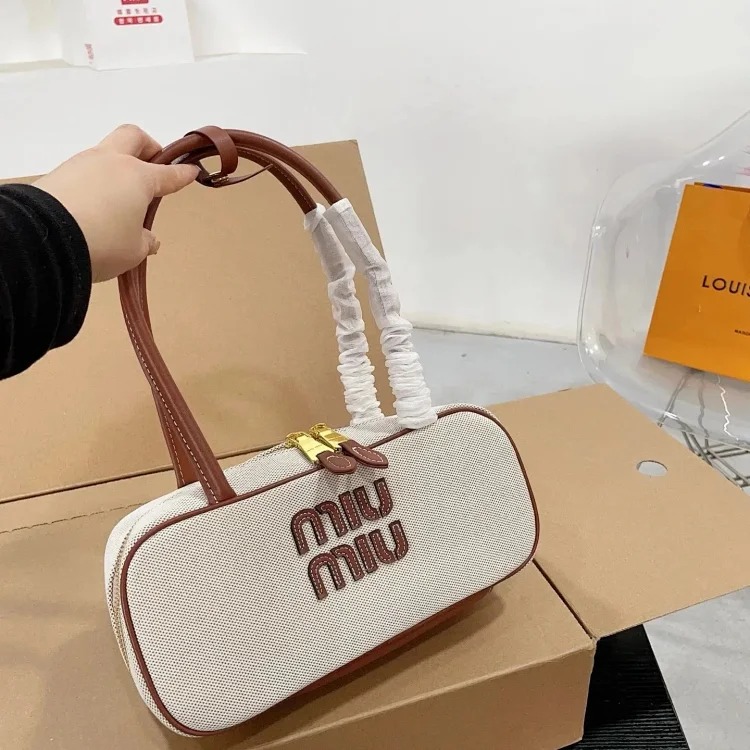 Collection of fashionable and trendy bags-rs image 5