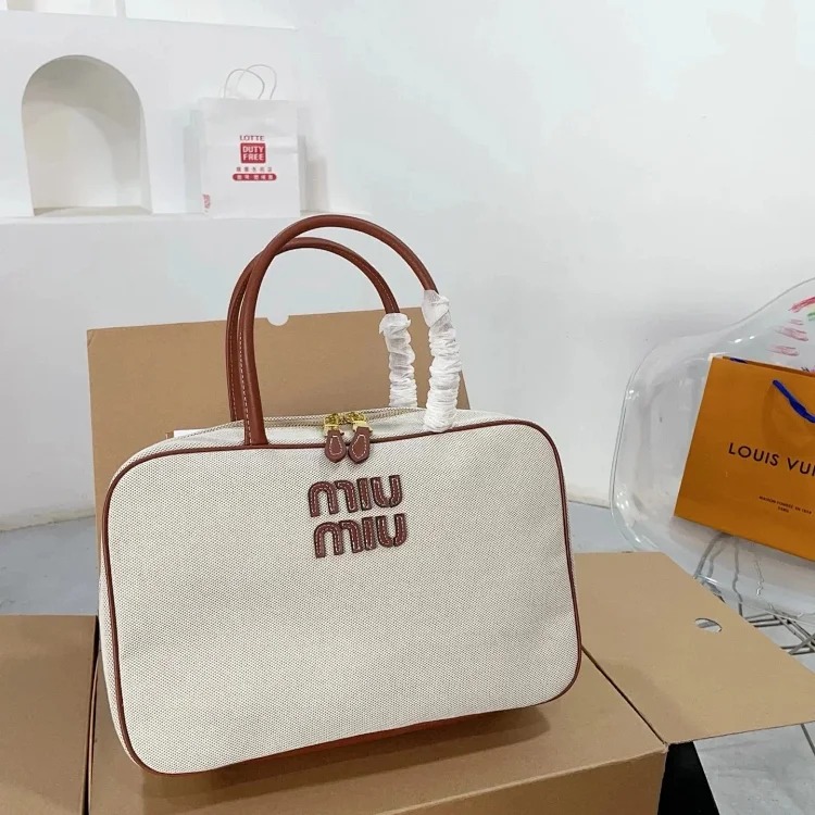 Collection of fashionable and trendy bags-rs image 6