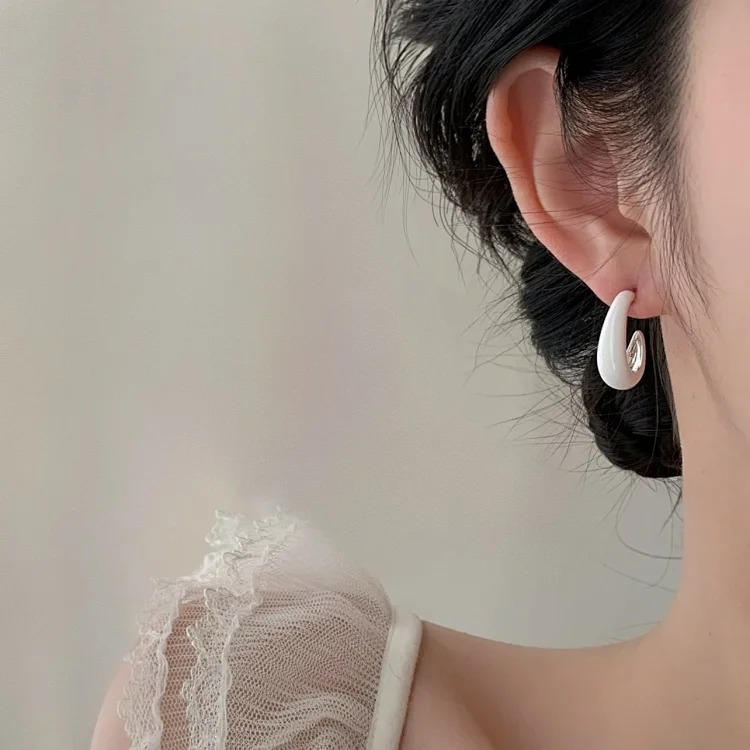 Autumn and winter milk style gentle square C circle dripping glazed mosquito coil ear clip high-end simple 925 silver nail earrings jewelry for women