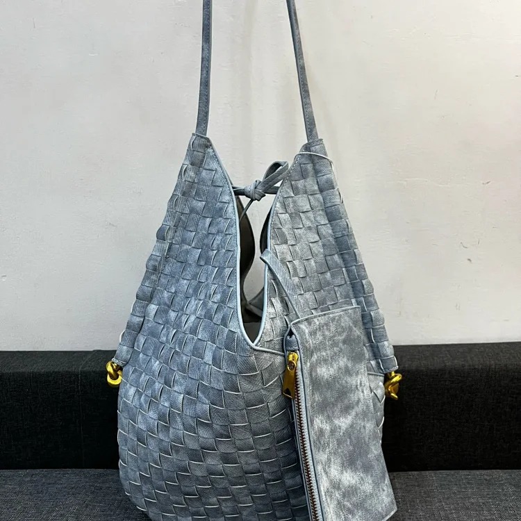 IV shoulder bag image 4
