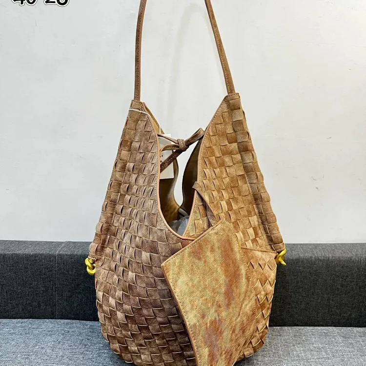 IV shoulder bag image 5