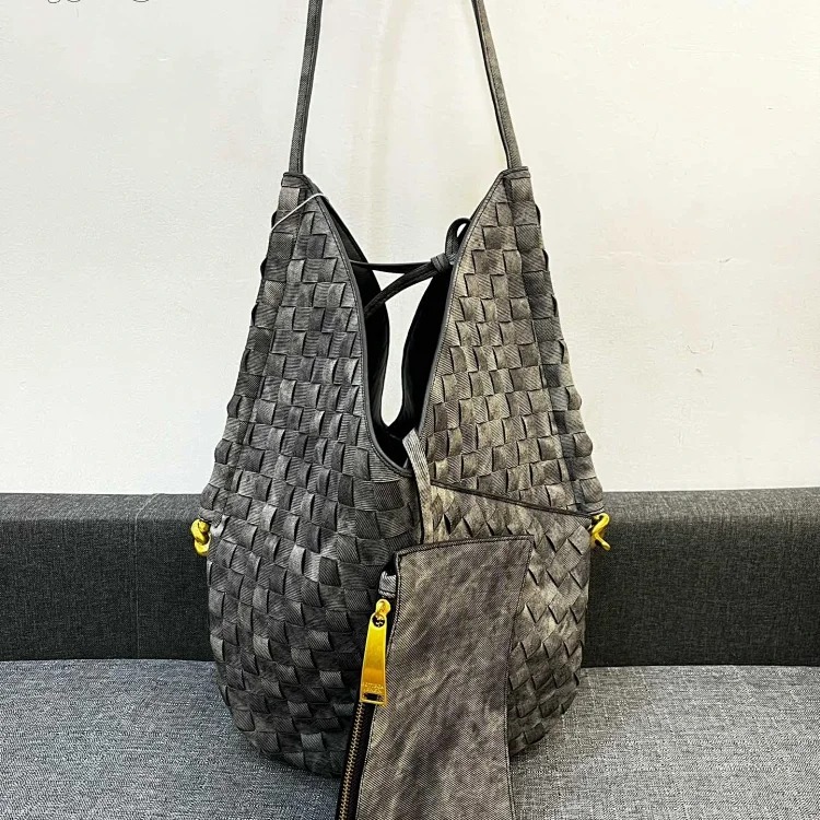 IV shoulder bag image 6
