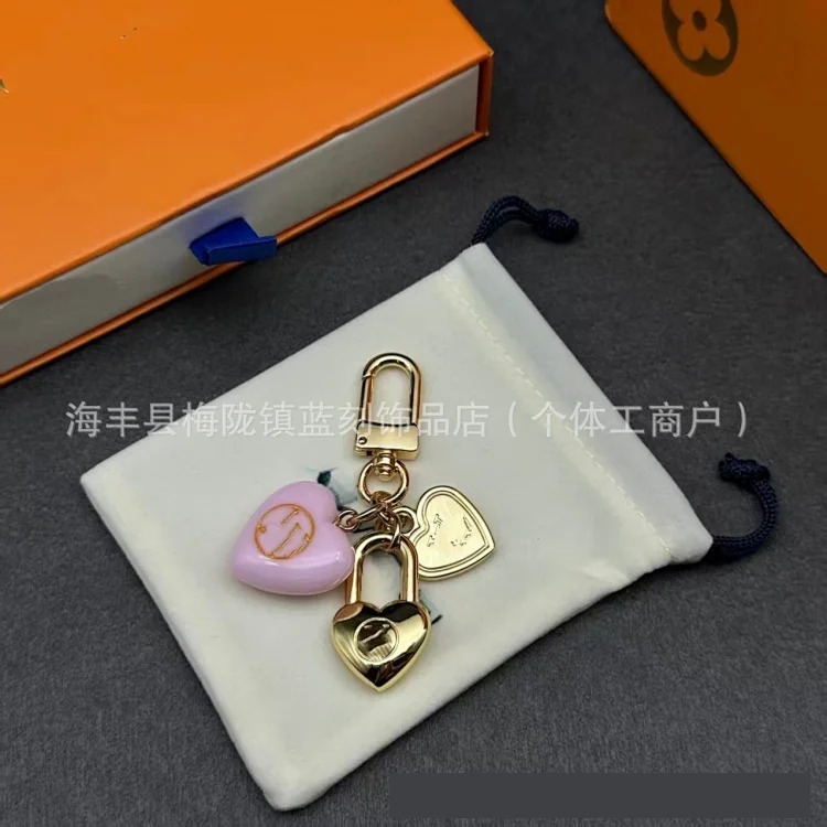 New fashionable cartoon love strawberry simple and elegant new pendant exquisite keychain