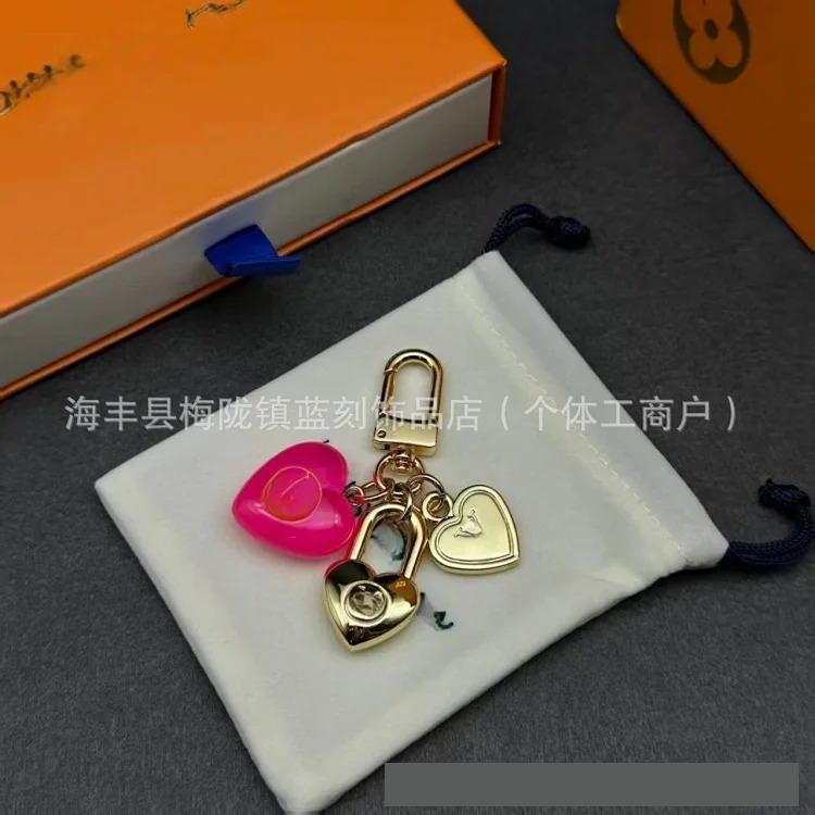 New fashionable cartoon love strawberry simple and elegant new pendant exquisite keychain