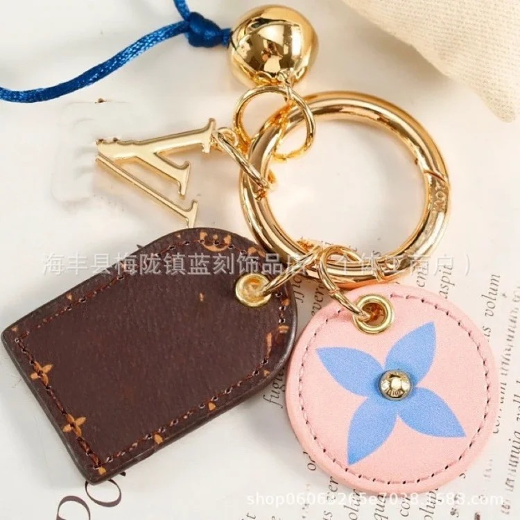 New fashionable cartoon love strawberry simple and elegant new pendant exquisite keychain