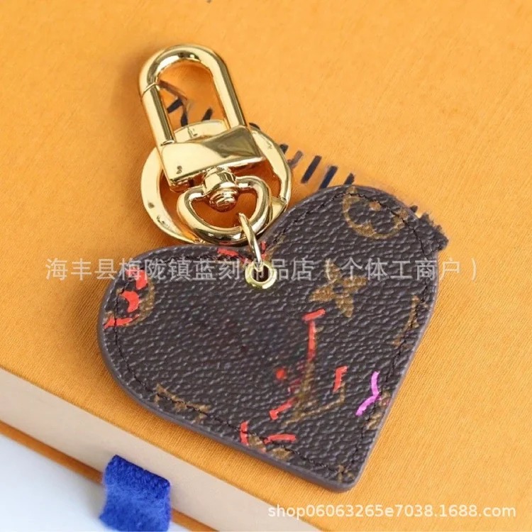 New fashionable cartoon love strawberry simple and elegant new pendant exquisite keychain