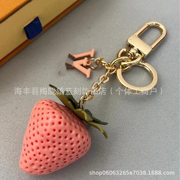 New fashionable cartoon love strawberry simple and elegant new pendant exquisite keychain
