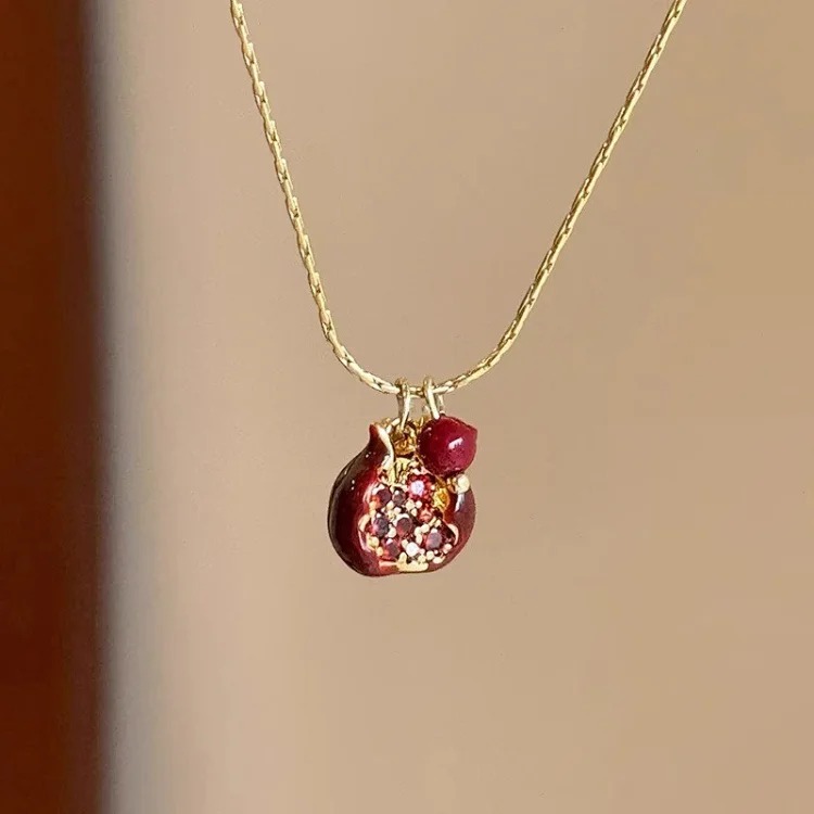 Red oil-dropping pomegranate pendant double-layer stacked necklace for women, niche design, light luxury, high-end sweater chain