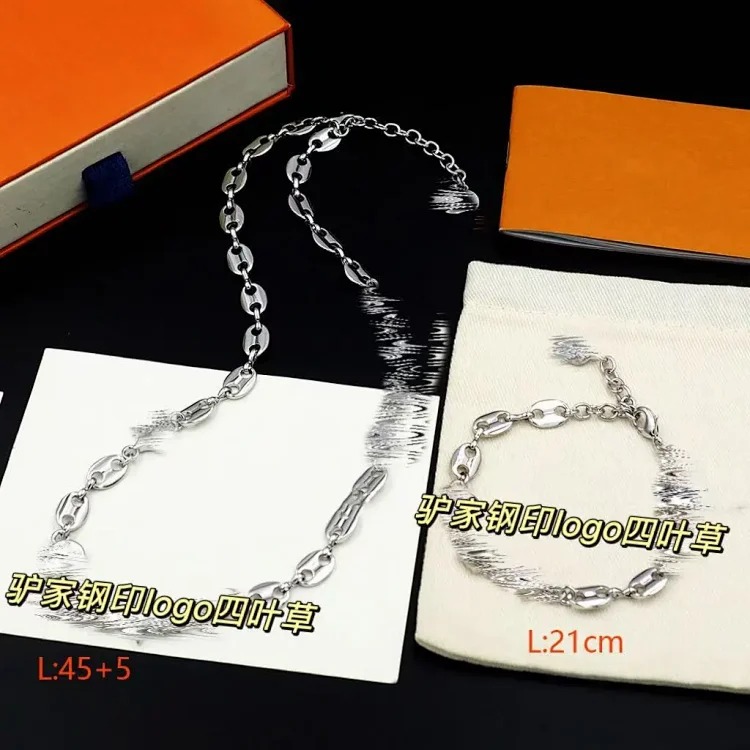 Louis Vuitton Classic old flower four-leaf flower necklace bracelet retro simple sweater chain design personalized hip-hop high-end chain