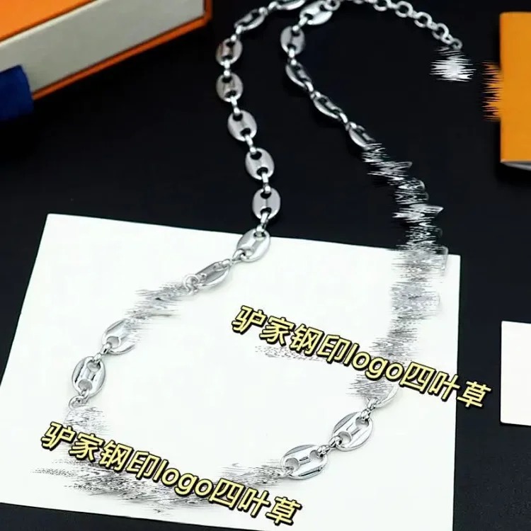 Louis Vuitton Classic old flower four-leaf flower necklace bracelet retro simple sweater chain design personalized hip-hop high-end chain