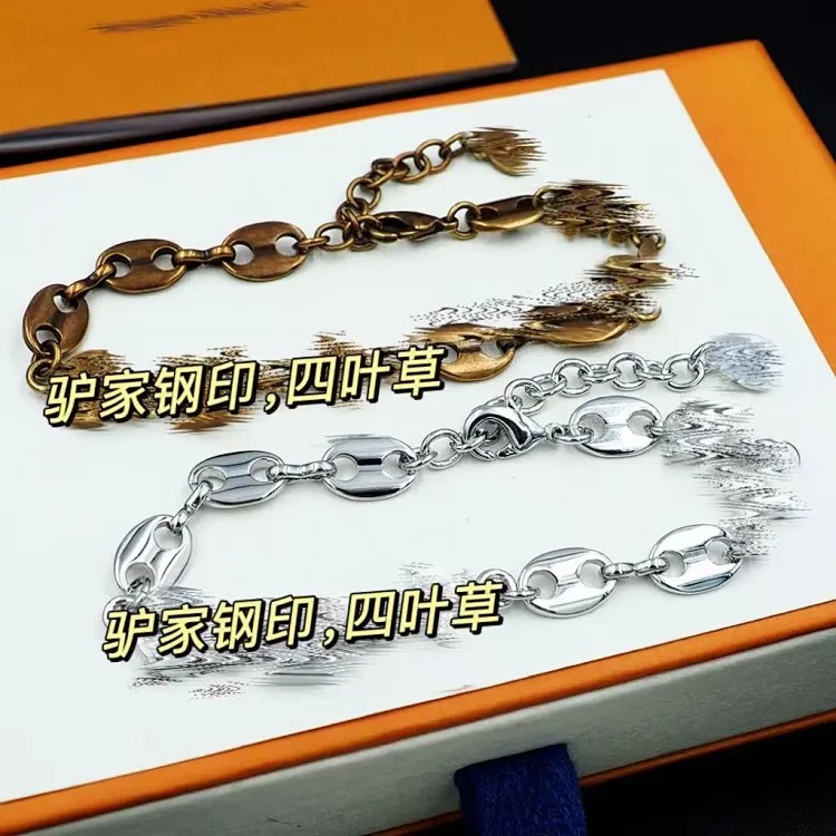 Louis Vuitton Classic old flower four-leaf flower necklace bracelet retro simple sweater chain design personalized hip-hop high-end chain