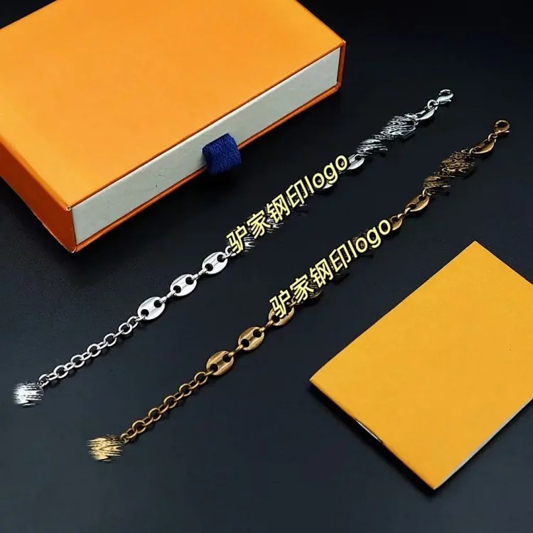 Louis Vuitton Classic old flower four-leaf flower necklace bracelet retro simple sweater chain design personalized hip-hop high-end chain