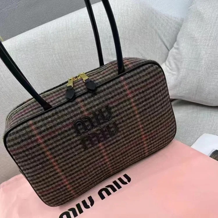Miu 2024 new bowling briefcase large capacity portable shoulder crossbody bag fashionable commuter women's bag trend