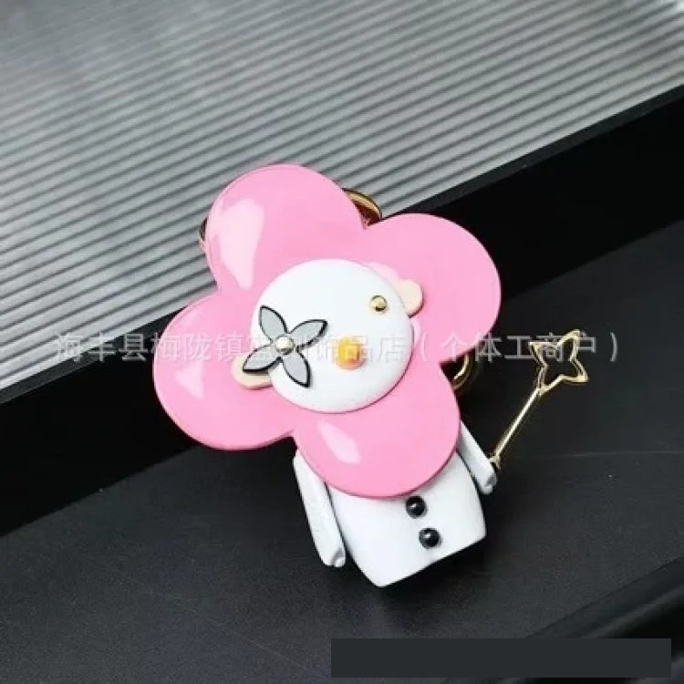 Cross-border Vivian keychain handmade genuine leather sunflower bag pendant four-leaf clover metal doll pendant