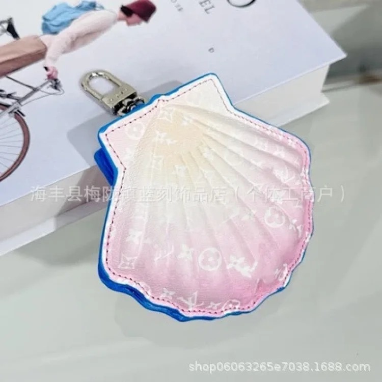 Cross-border Vivian keychain handmade genuine leather sunflower bag pendant four-leaf clover metal doll pendant