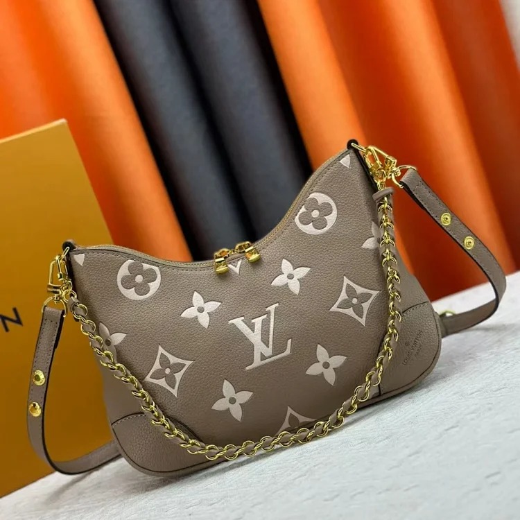 DX4-3 chain croissant shoulder bag