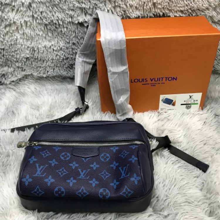 HT22-Super popular retro messenger bag image 2