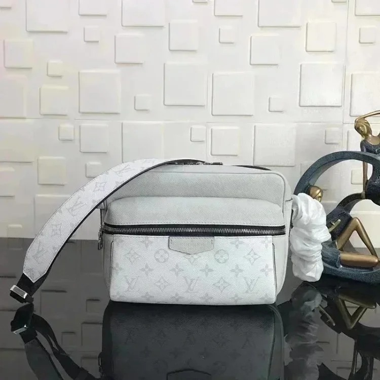 HT22-Super popular retro messenger bag image 3