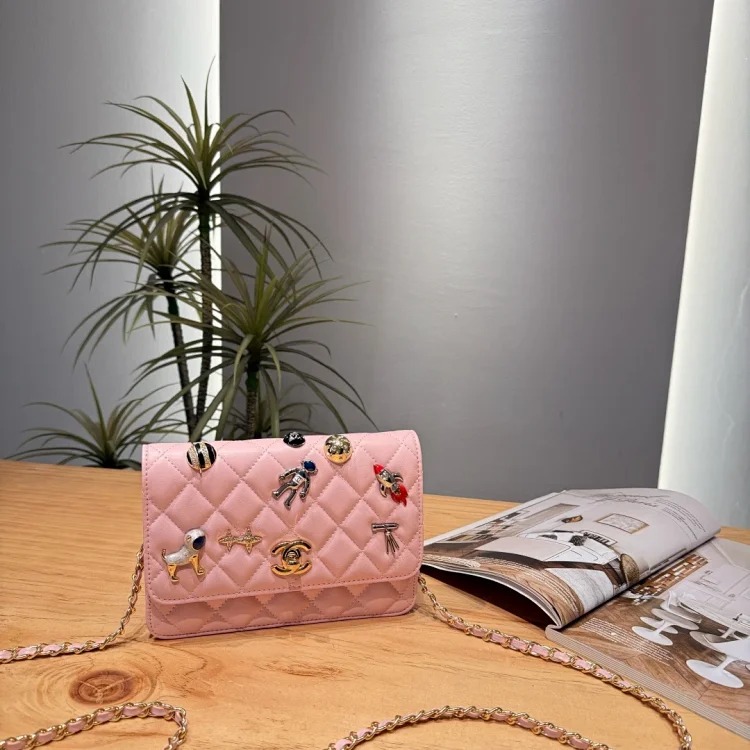 Serpenti Forever series shoulder bag, worthy of the same model as the female star