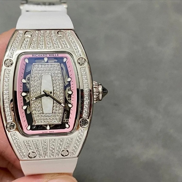 H8RM007-1 is a watch that is coveted by the goddesses and ladies in the watch industry. It is also known as the