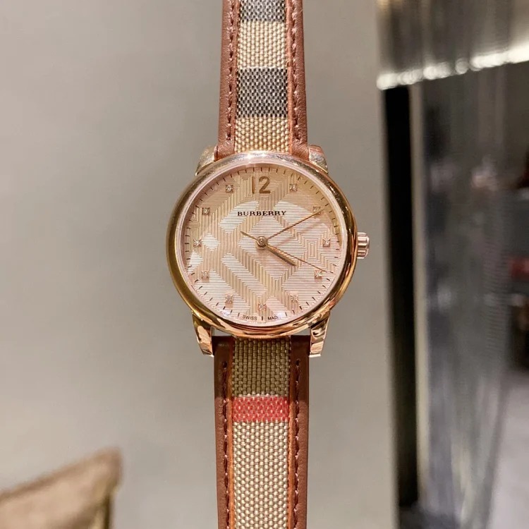 The latest plaid leather❗️❗️BURBERRY brand’s unique British style