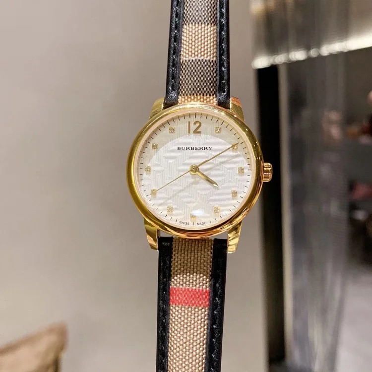 The latest plaid leather❗️❗️BURBERRY brand’s unique British style