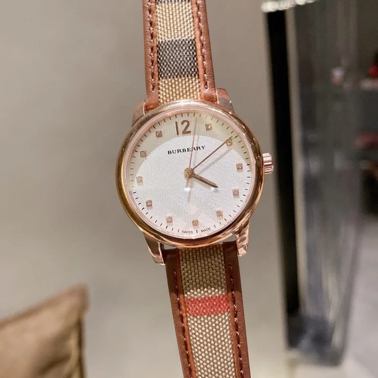 The latest plaid leather❗️❗️BURBERRY brand’s unique British style