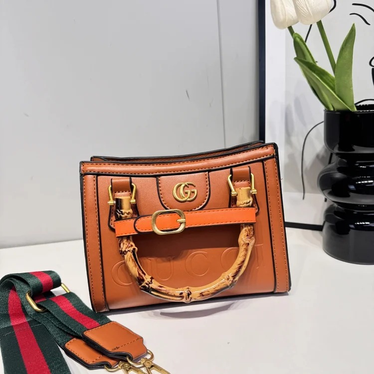 Large-capacity autumn and winter fashionable, versatile and high-end shoulder bag for commuting (the plastic film image 4