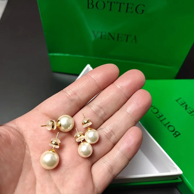 BV style simple Swarovski pearl earrings French light luxury ins style retro earrings star style small fragrant style earrings