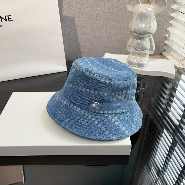 The details fill the market with the high-end 25 spring and style denim denim chain print fisherman hat baseball cap