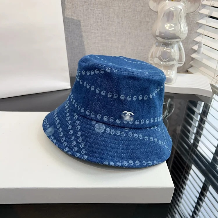 The details fill the market with the high-end 25 spring and style denim denim chain print fisherman hat baseball cap