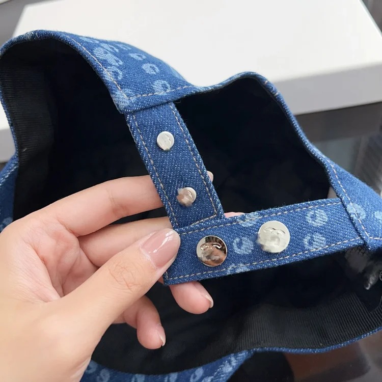 The details fill the market with the high-end 25 spring and style denim denim chain print fisherman hat baseball cap