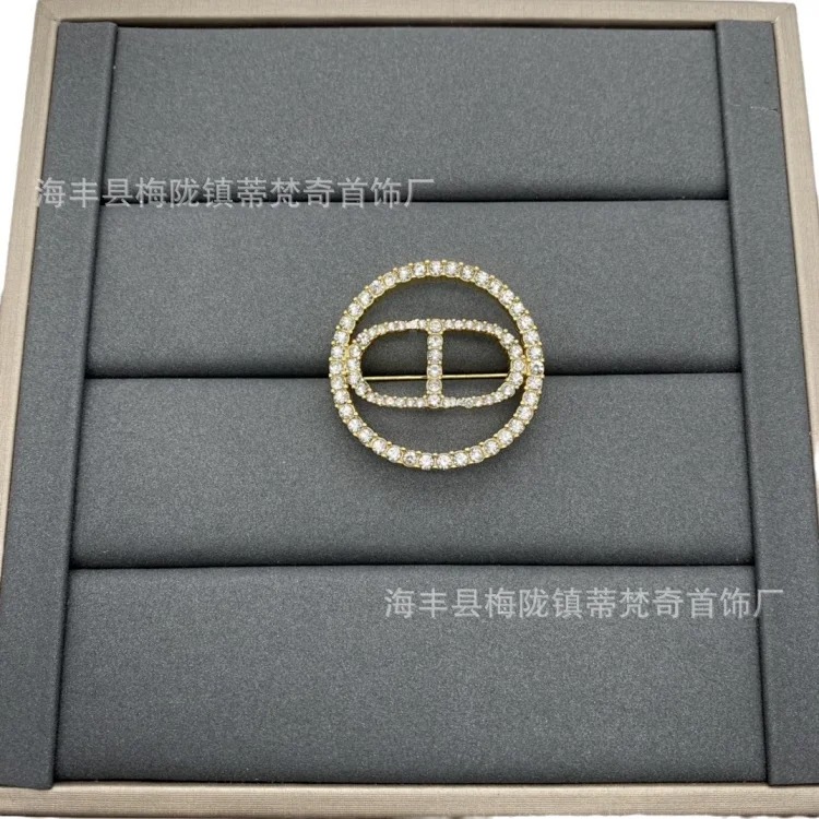 Djia/Dijia vintage CD letter pearl brooch wholesale delivery to Europe and the United States white belt five-pointed star corsage live supply