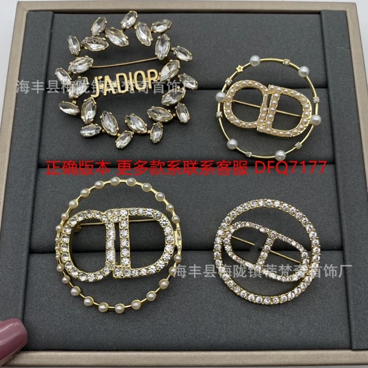 Djia/Dijia vintage CD letter pearl brooch wholesale delivery to Europe and the United States white belt five-pointed star corsage live supply