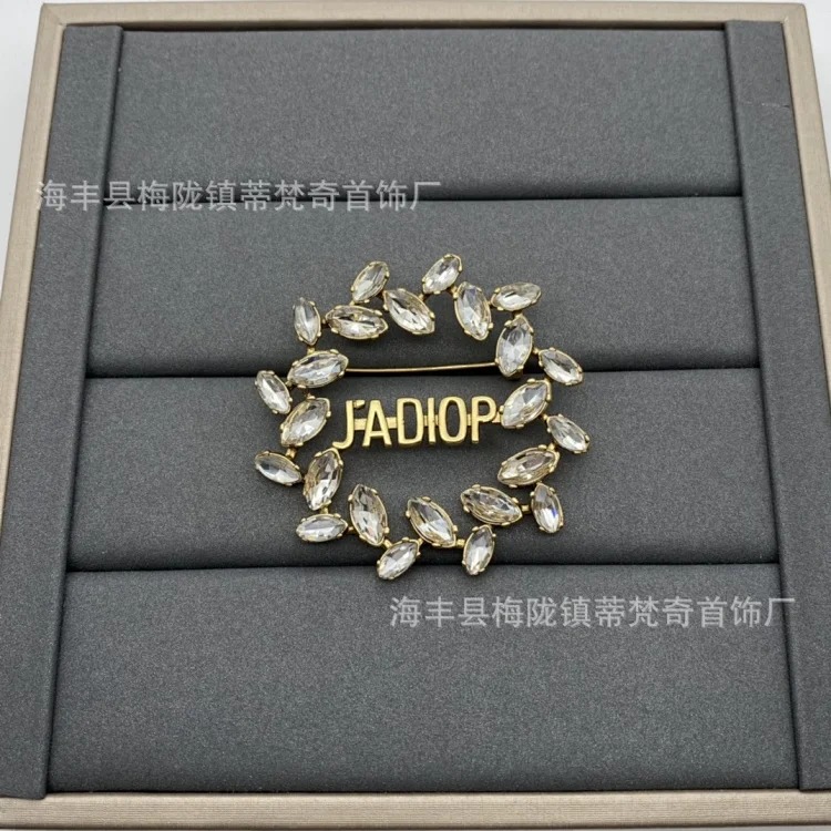 Djia/Dijia vintage CD letter pearl brooch wholesale delivery to Europe and the United States white belt five-pointed star corsage live supply