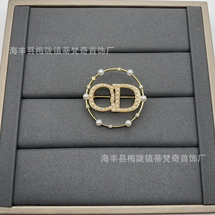 Djia/Dijia vintage CD letter pearl brooch wholesale delivery to Europe and the United States white belt five-pointed star corsage live supply